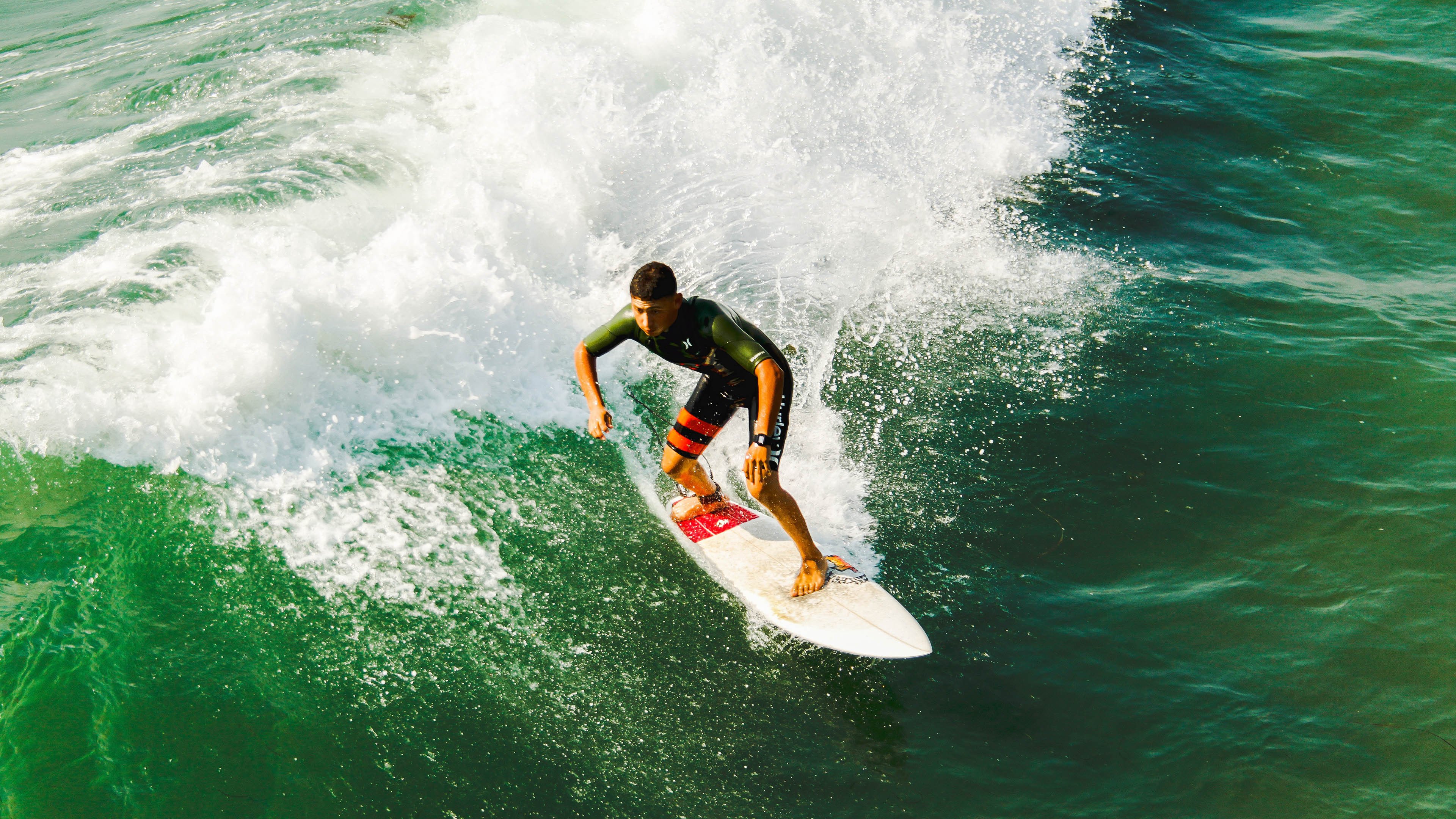 玻璃桥高空跳跃，勇气的极限挑战，挑战高空玻璃桥 说说